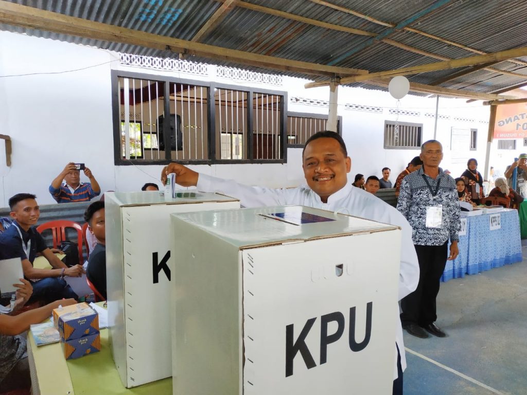 Memilih di TPS 1 Poyowa Besar Satu, Ini Pesan Benny Rhamdani Kepada Masyarakat