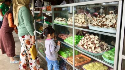 Ramadhan, Penjual Kue di Matali Raup Untung