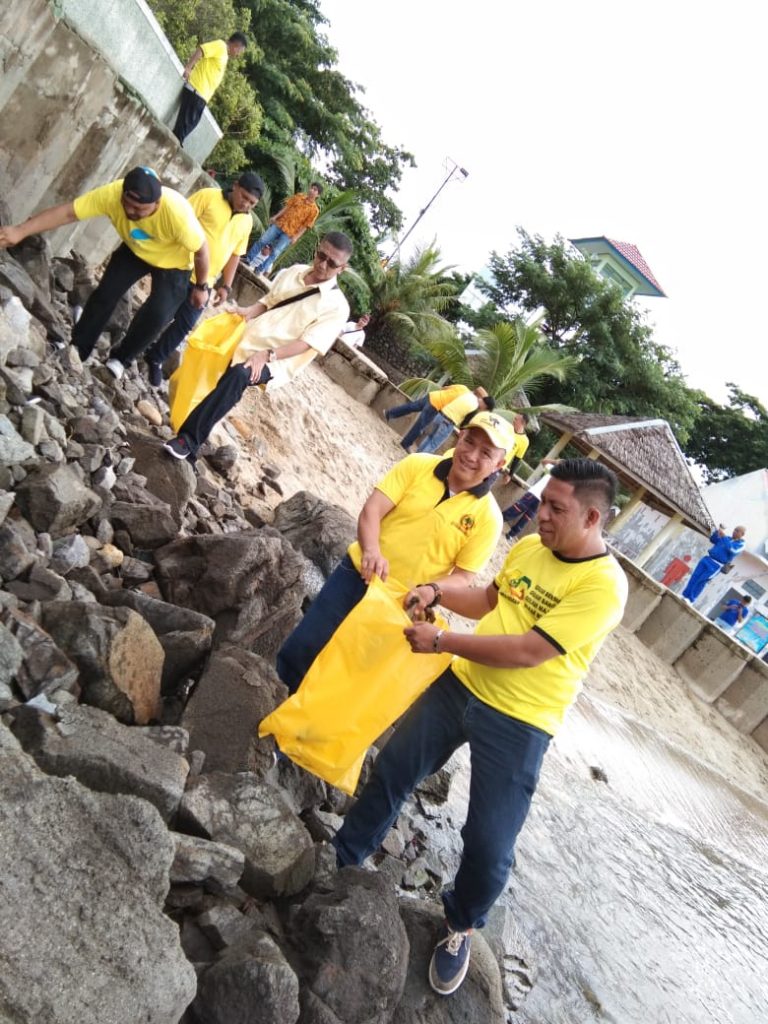 Golkar Pohuwato Bersih-bersih Pantai