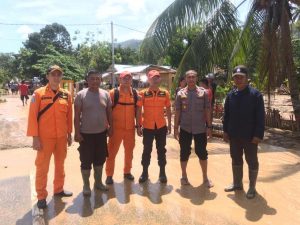 Wakapolres Bolmong Kompol Saiful Wachid bersama Badan Penanggulangan Bencana Daerah di Lokasi bencana. (Foto: istimewa)