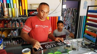 Berawal Dari Hobi, Wawan Geluti Bisnis Cutting Sticker