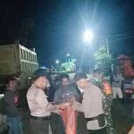 Anggota Polri dan TNI Bagi-bagi Makanan untuk Para Sopir dan Penumpang di Perbatasan