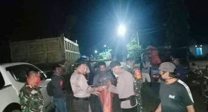 Anggota Polri dan TNI Bagi-bagi Makanan untuk Para Sopir dan Penumpang di Perbatasan