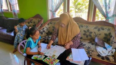 Guru SDN 4 Kopandakan Kunjungi Rumah Siswa