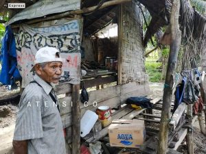 Lurah Siduan Sambangi Kakek Tua yang Tinggal di Gubuk Reot