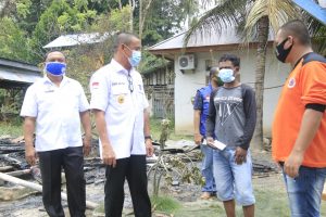 Tak Hanya Berkunjung, Syarif Mbuinga Beri Bantuan Korban Kebakaran di Libuo