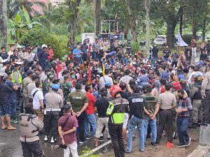 Ketegangan Masih Warnai Demo Gempar di DPRD Kotamobagu