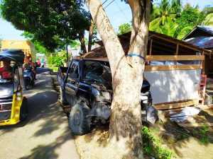 Mobil Takbrak Pohon, Empat Orang Dilarikan ke Rumah Sakit