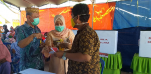 Wabup Bersama Istri Ikut Pencoblosan Pemilihan BPD Pohuwato Timur