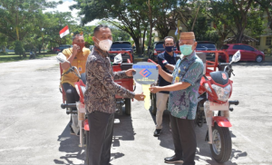 Wabup Terima Dua Unit Kenderaan Roda Tiga CSR dari  BPR Palu Lokadana Utama