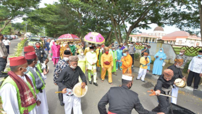 Usai Dilantik Bupati dan Wakil Bupati Jalani Prosesi Adat ‘Moloopu’