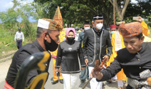 Bupati Bersama Istri Jalani Prosesi Adat ‘Mopotulungo’