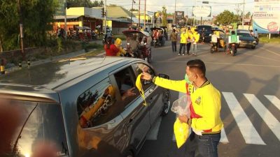 Puluhan Orang Dengan Seragam Kuning Turun Ke jalan Bagi Takjil? 