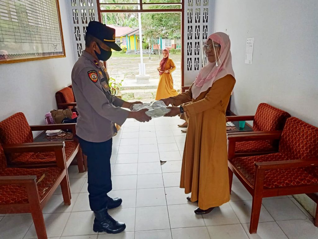 Polsek Paguat Bagi Masker Gratis di Sekolah