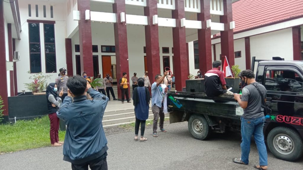 LSM Labrak “Goyang” Gedung Dewan Suarakan Sejumlah Tuntutan