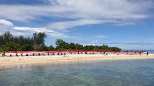 Syarif Pimpin Pembentangan Bendera Merah Putih  di Pulau Lahe