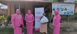 Bhayangkari Ranting Paguat Bagikan Paket Sembako ke Korban Banjir