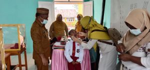 Dukung Pembelajaran Tatap Muka, Pemerintah Kelurahan Pentadu Bagi  Multivitamin Kepada Siswa SD