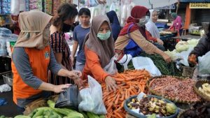 Pemerintah Kelurahan Pentadu Minta Pengunjung Pasar Gunakan Masker