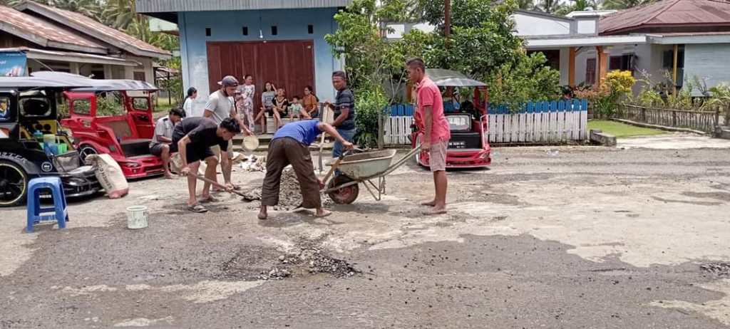 Tak Kunjung Diperbaiki, Puluhan Sopir Bentor Kerja Bakti Benahi Jalan Rusak di Desa Kopandakan Satu