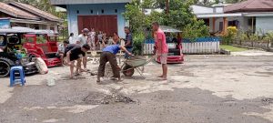 Tak Kunjung Diperbaiki, Puluhan Sopir Bentor Kerja Bakti Benahi Jalan Rusak di Desa Kopandakan Satu