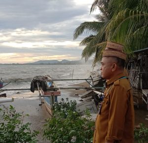 Lurah Pentadu Pantau Langsung Banjir Rob di Wilayahnya