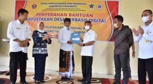 Bupati Serahkan Bantuan Bagi Perpustakaan Desa