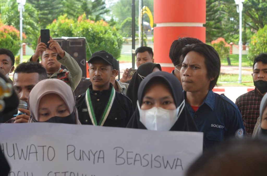 Gelar Unjuk Rasa, Massa Aksi KPMIP Kecewa tak Ditemui Bupati dan Wabup