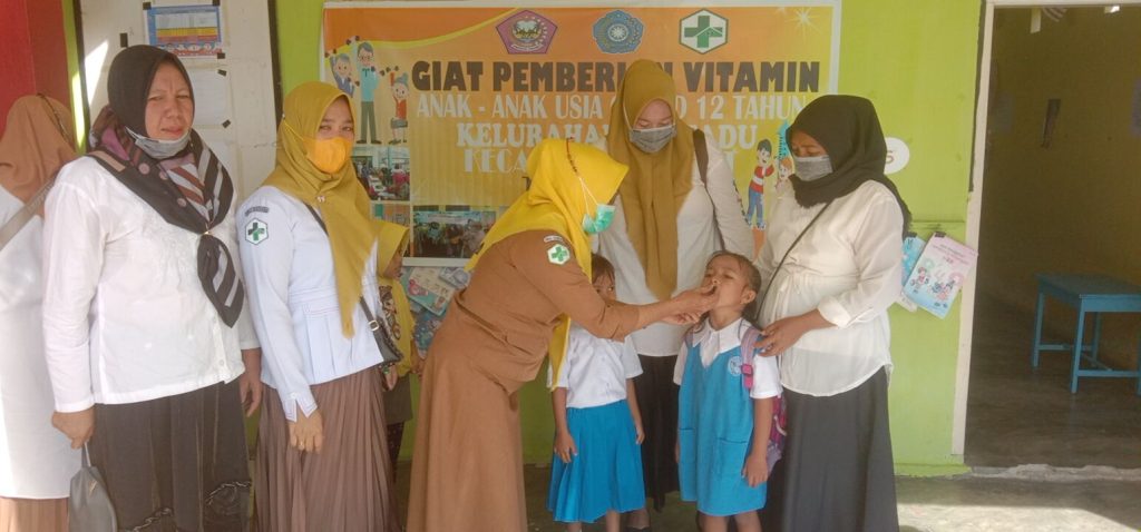 Pemerintah Kelurahan Pentadu Bagi  Multivitamin Kepada Siswa