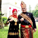 Benny Rhamdani Bersama Istri Pakai Baju Adat Bolaang Mongondow di Istana Negara
