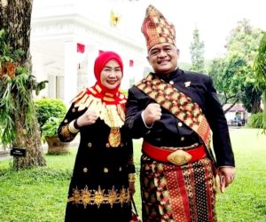 Benny Rhamdani Bersama Istri Pakai Baju Adat Bolaang Mongondow di Istana Negara
