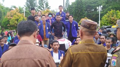 Bupati Pohuwato Rela Basah-Basahan Terima Aspirasi Mahasiswa