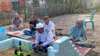 Jelang Ikut Ibadah Umroh, Bupati Bersama Istri Ziarahi Makam Orang Tua