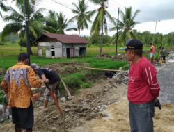 Ketua Komisi I bersama Forbes Paguat Pantau Pipa Air yang Rusak Akibat Penggalian Drainase