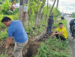Bersama Warga, Mohammad Afif Kerja Bakti Bersihkan Drainase