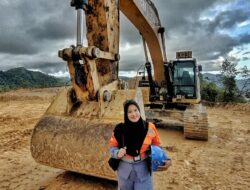 Felni Ruiba: Perempuan Pohuwato Yang Menjadi Operator Excavator PGP