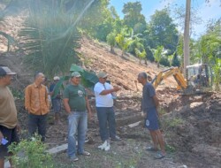 Respon Keluhan Petani Soal Longsor, Aleg Ini Datangkan Alat Berat