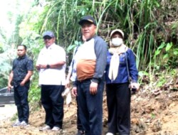 Pastikan Penyebab Pencemaran Air Bersih di Popayato,  Ketua DPRD Bersama Anggota Rela Jalan Kaki  Turun Langsung ke Lokasi Kilo 18