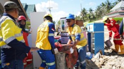 Kerahkan Alat Berat, Merdeka Gold Resources Tanggap Bencana Banjir   